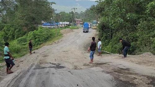 坐在路边的吃瓜群众,路旁吃瓜群众见证街头百态