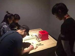 理发店看热闹的吃瓜群众,吃瓜群众围观一幕幕人间百态