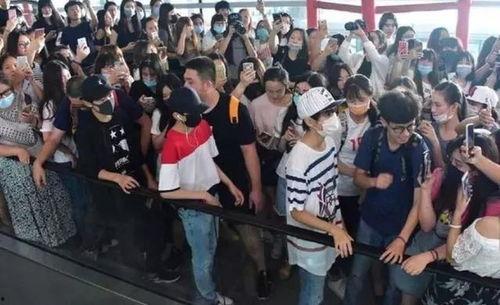 明星被吃瓜群众围堵,吃瓜群众现场直击