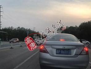 高速当吃瓜群众引起后方追尾,警惕驾驶时分心!